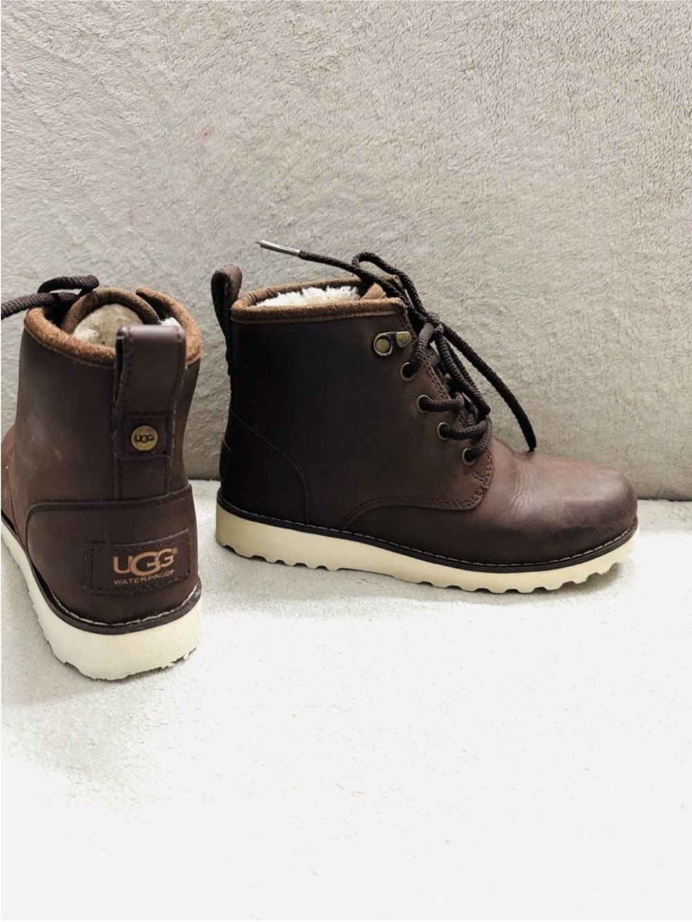 UGG Australia Size 2 Youth Boys Maple Suede Lace up Sheepskin Boots Shoes Browns